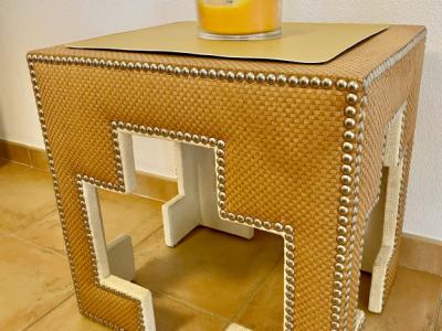 Ausgefallener, eventuell orientaler Beistelltisch oder Hocker.