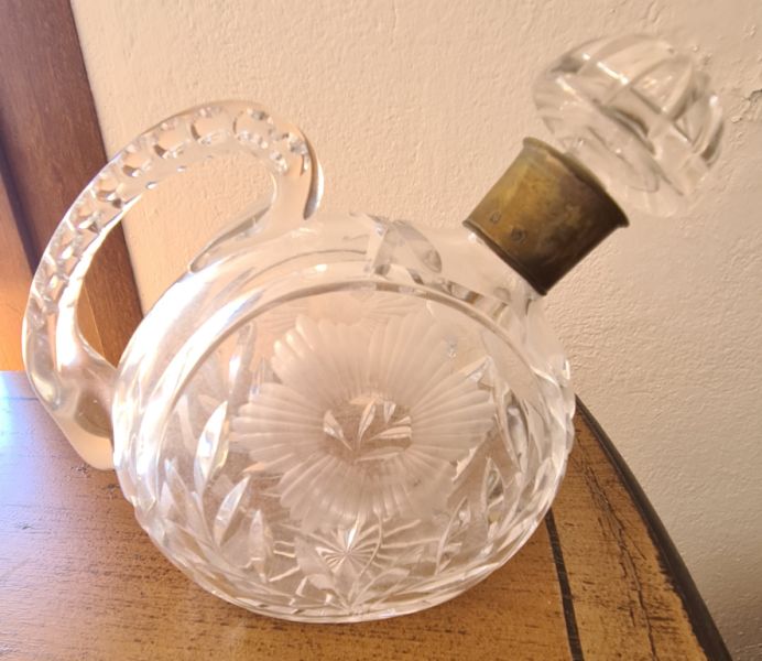 Außergewöhnliche Karaffe aus geschliffenem Glas - Retro-neues Design für heute