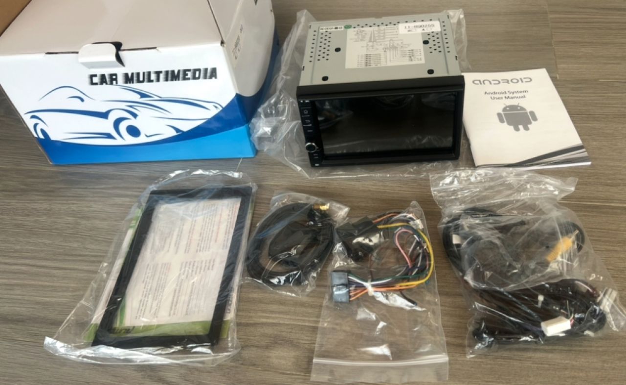 Car radio with 7-inch navigation system