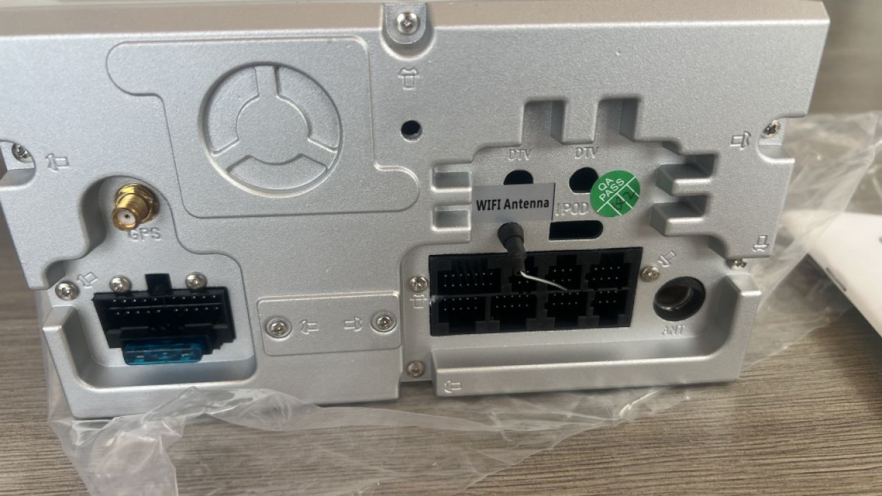 Car radio with 7-inch navigation system