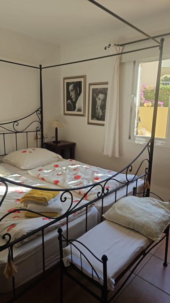 Baldachinbett 180 x 200 cm inkl. Lattenrost und Matratzen