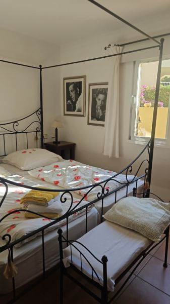 Baldachinbett 180 x 200 cm inkl. Lattenrost und Matratzen