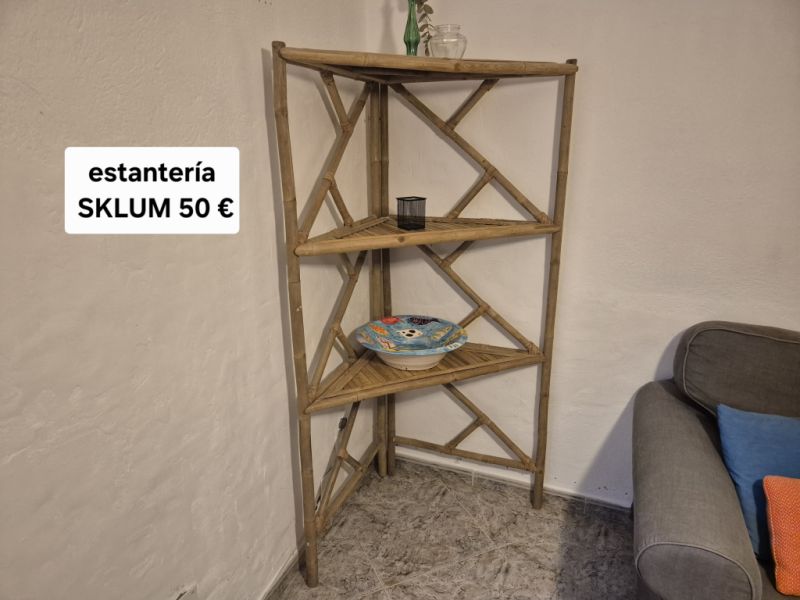 Estantería esquinera de bambú SKLUM