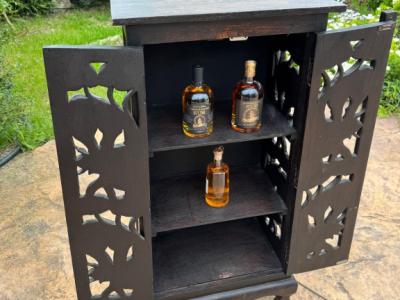 Bar Möbel mit schöner Verzierung