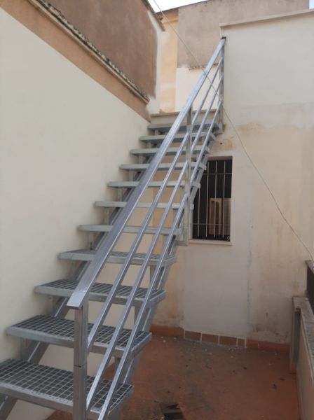 Bauwesen Zimmermannsdecken aus Holz und Aluminium