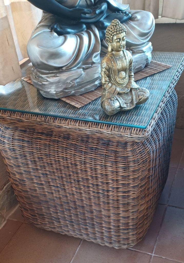 Beistelltisch aus natürlichem Korbgeflecht.