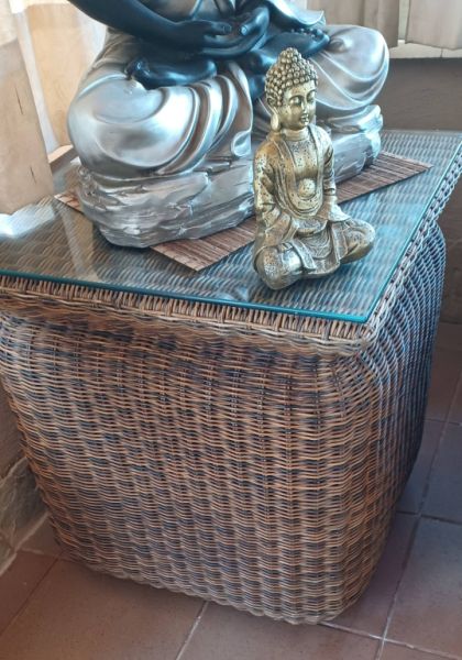 Beistelltisch aus natürlichem Korbgeflecht.