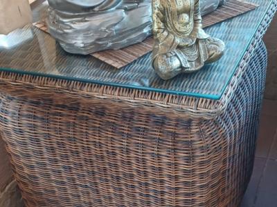 Beistelltisch aus natürlichem Korbgeflecht.