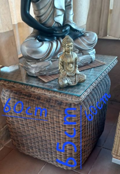 Beistelltisch aus natürlichem Korbgeflecht.