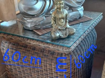 Beistelltisch aus natürlichem Korbgeflecht.