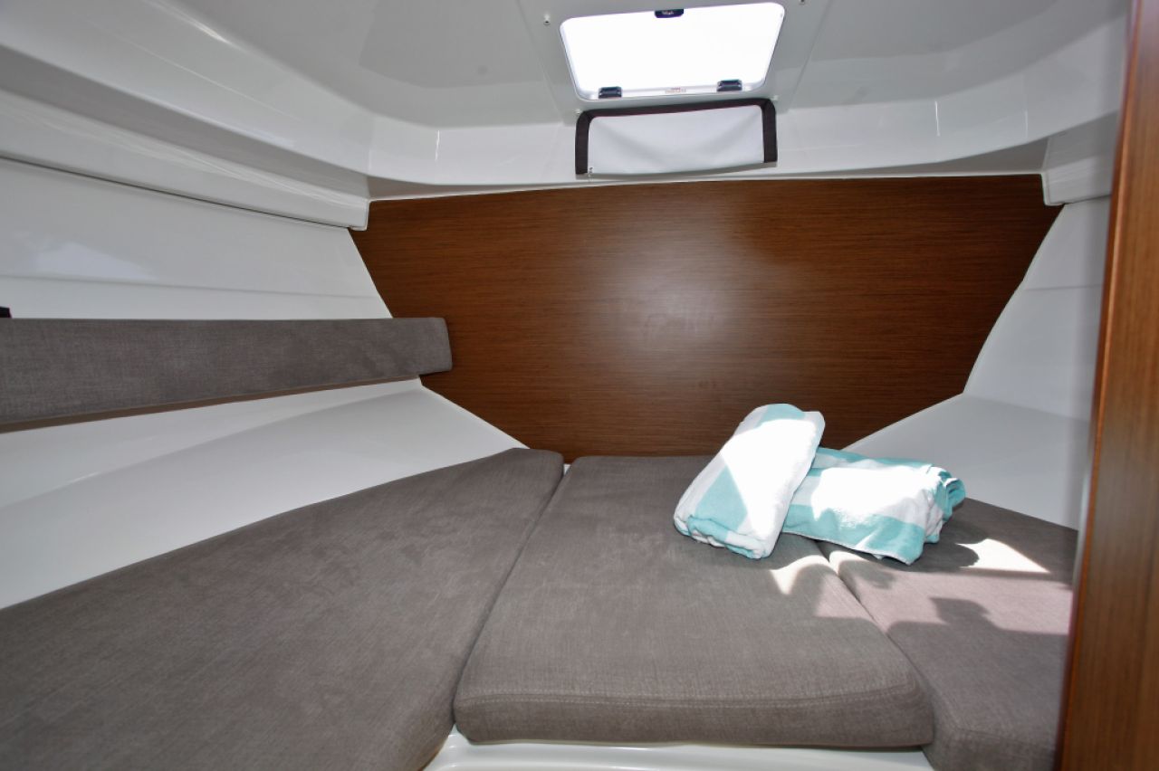 Beneteau Antares 8.0B Motorboot mit Liegeplatz Übernahme