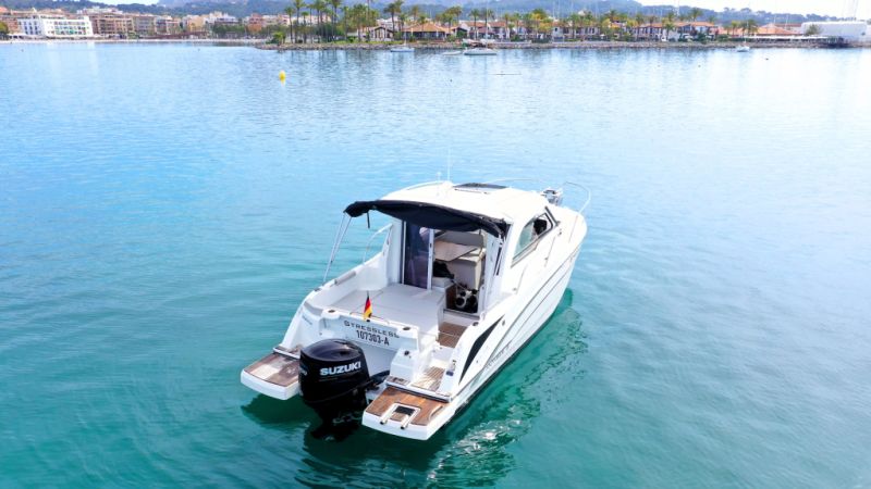 Beneteau Antares 8.0B Motorboot mit Liegeplatz Übernahme