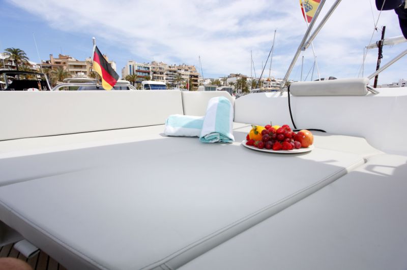 Beneteau Antares 8.0B Motorboot mit Liegeplatz Übernahme
