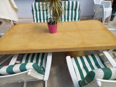 Mesa de hormigón beige 2 m x 1 m, altura 73 cm, tablero 8 cm de espesor