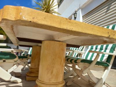 Mesa de hormigón beige 2 m x 1 m, altura 73 cm, tablero 8 cm de espesor