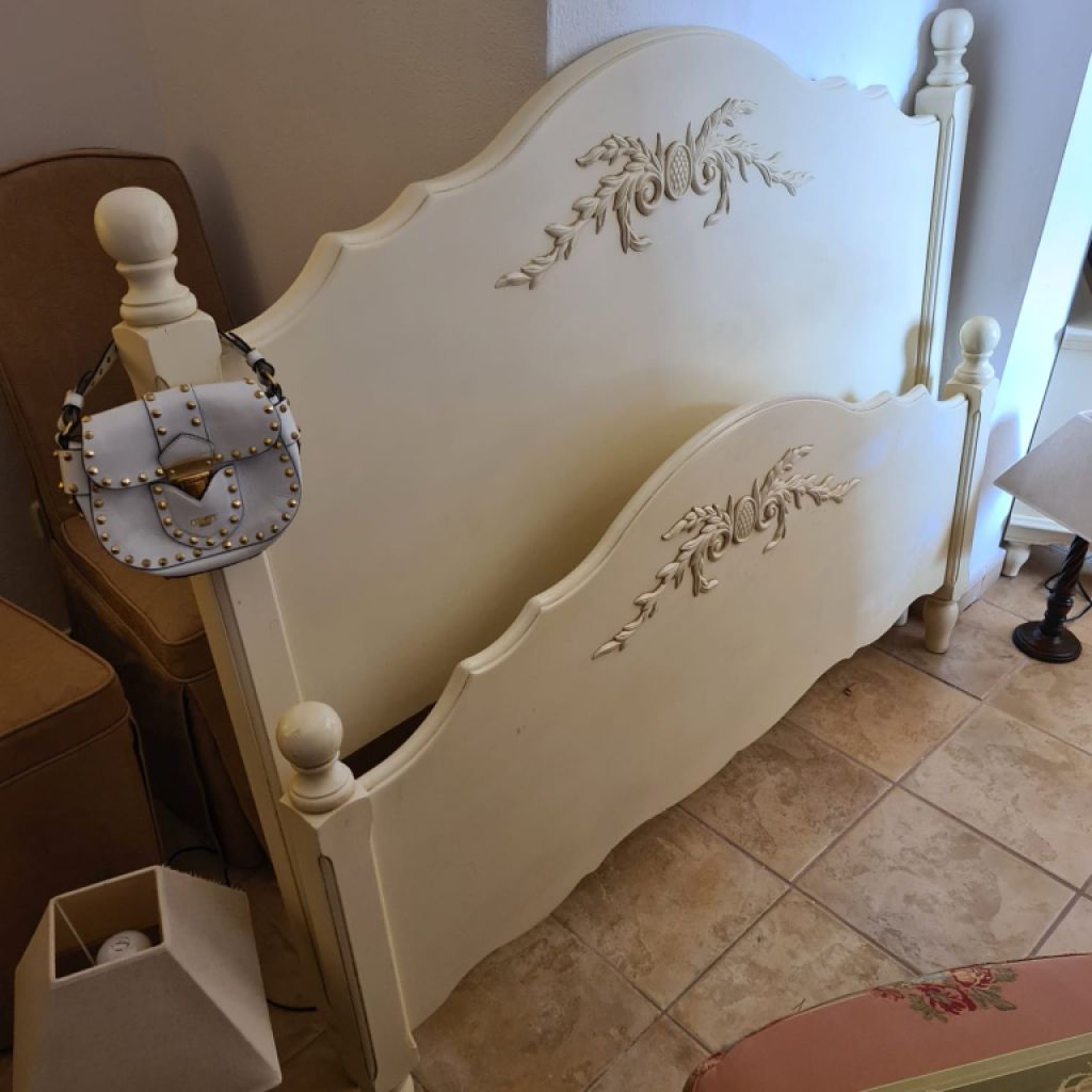 Bett aus Massivholz mit Verzierungen - in Créme