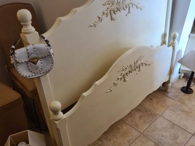 Bett aus Massivholz mit Verzierungen - in Créme