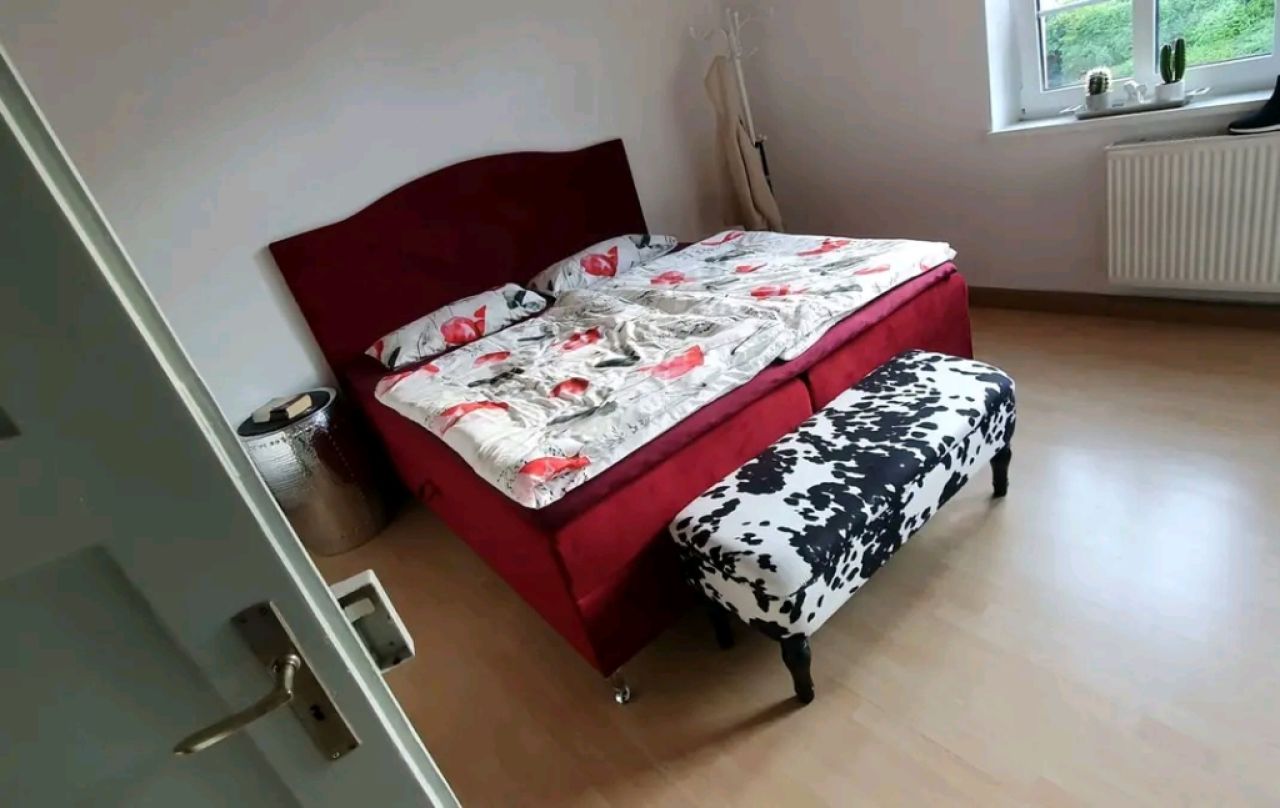 Bett mit Einbauschrank