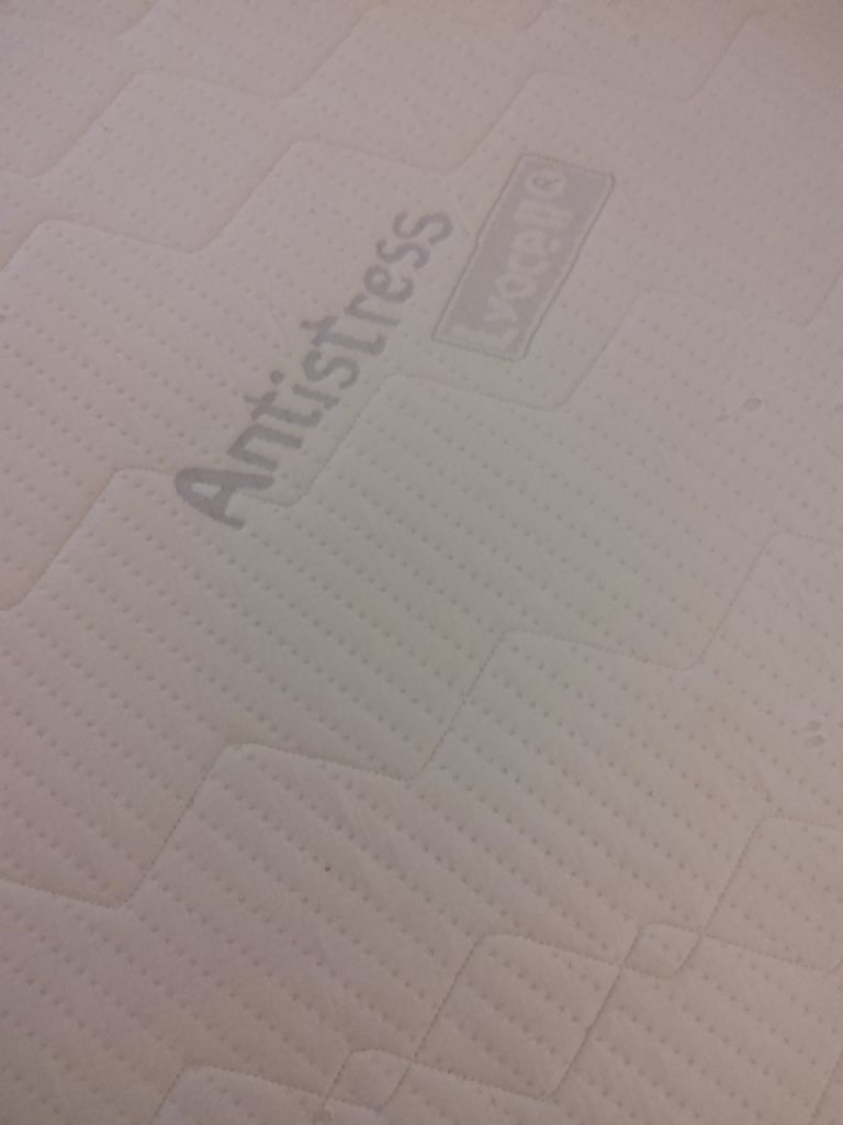 Bed with mattress 90 x 190