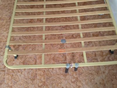 Bettgestell mit integriertem Lattenrost 1,35 m x 1,90 m in Arenal zu verkaufen