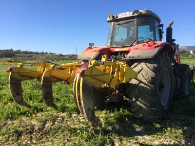Bodenbearbeitung mit Subsoiler. Bearbeitet bis zu einer Tiefe von 80 cm