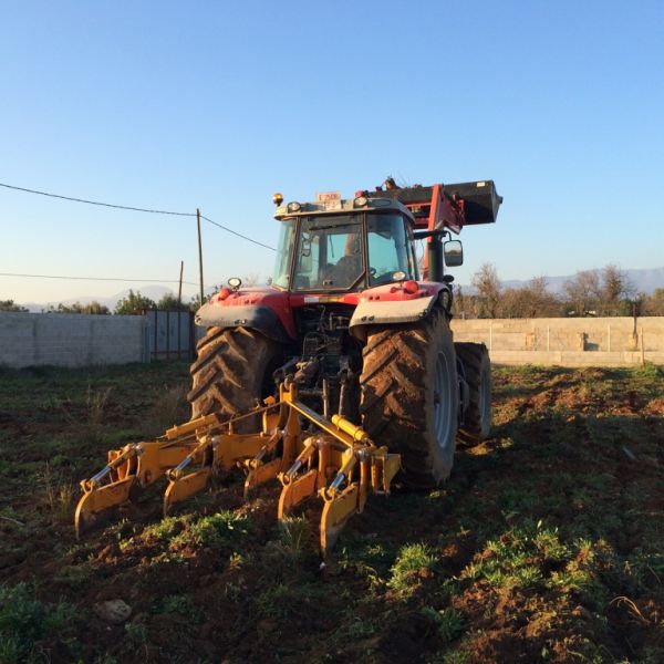 Bodenbearbeitung mit Subsoiler. Bearbeitet bis zu einer Tiefe von 80 cm