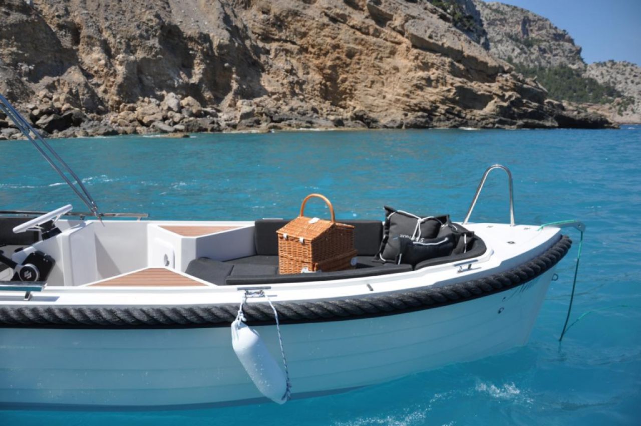 Alquiler de barcos Alcudia Silver Yacht 15PS 6PAX todo incluido