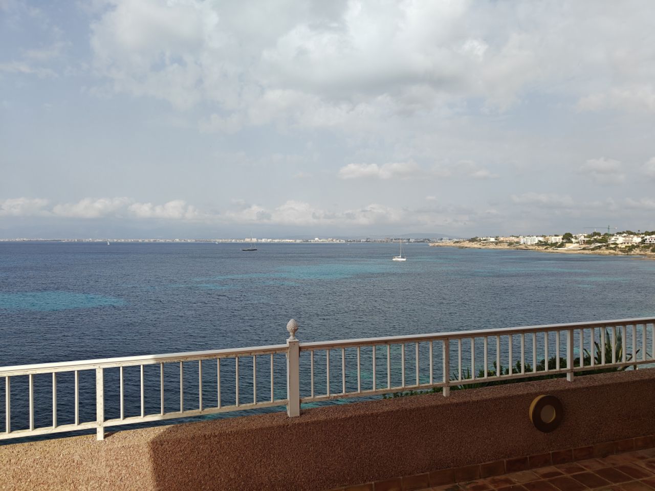 CALA BLAVA: 1 SZ-Wohnung mit 180º-Meerblick in 1. Linie