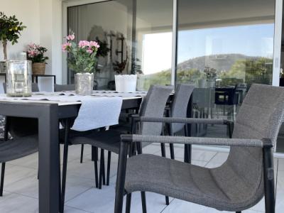 Cane Line Gartentisch und 6 stapelbare Stühle