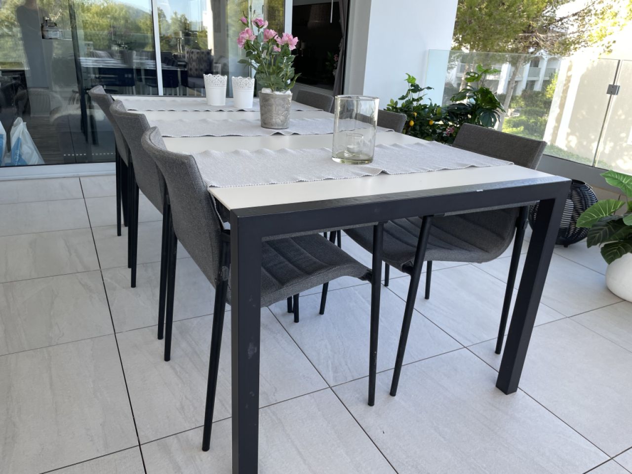 Cane Line Gartentisch und 6 stapelbare Stühle