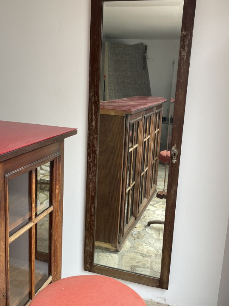 Charmante Hausbar mit 2 Barhockern & Spiegel – rustikal, dekorativ, sofort nutzbar