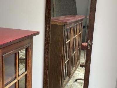 Charmante Hausbar mit 2 Barhockern & Spiegel – rustikal, dekorativ, sofort nutzbar