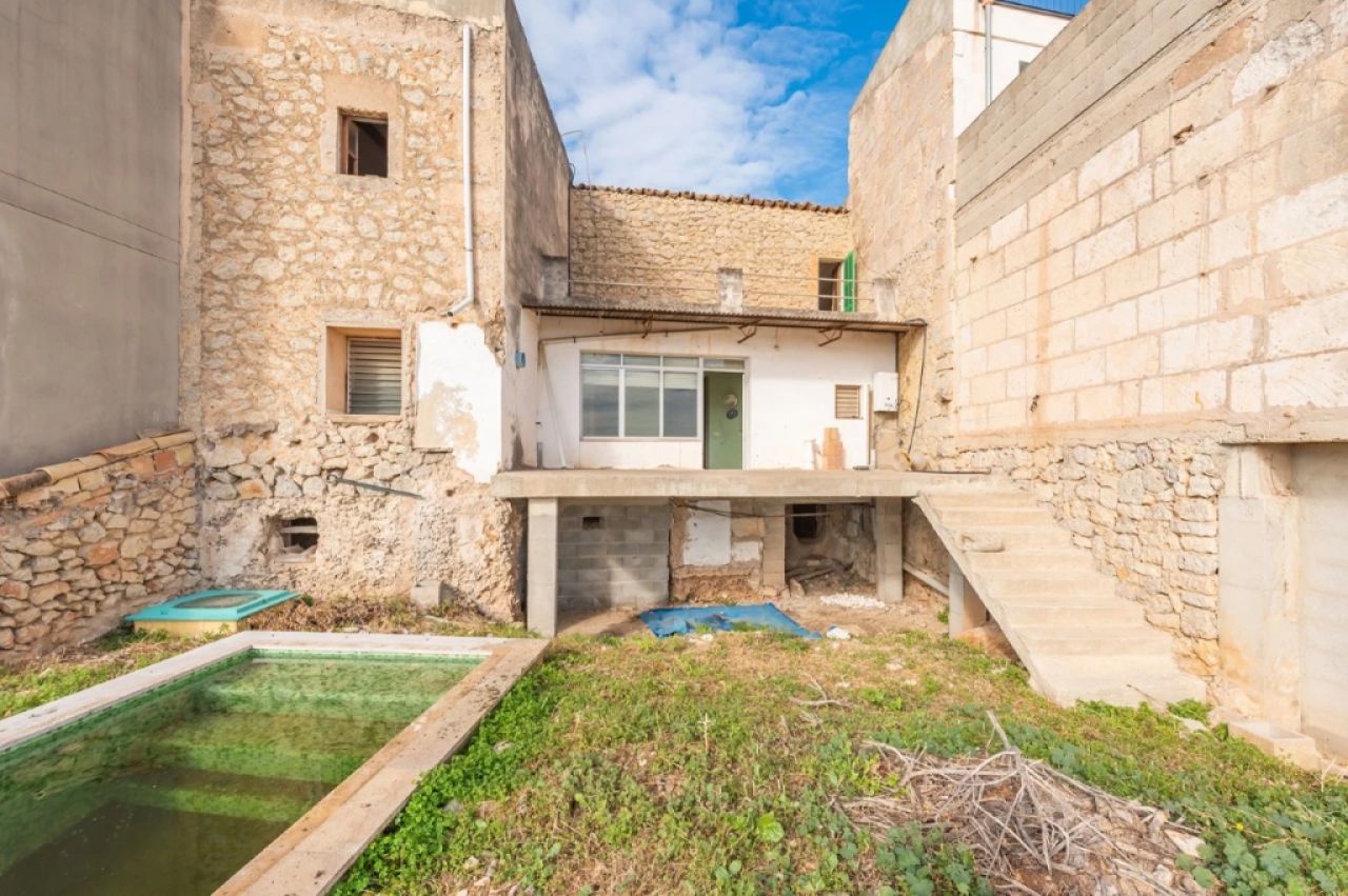 Encantadora casa en la ciudad con proyecto de renovación y vistas de ensueño en Selva
