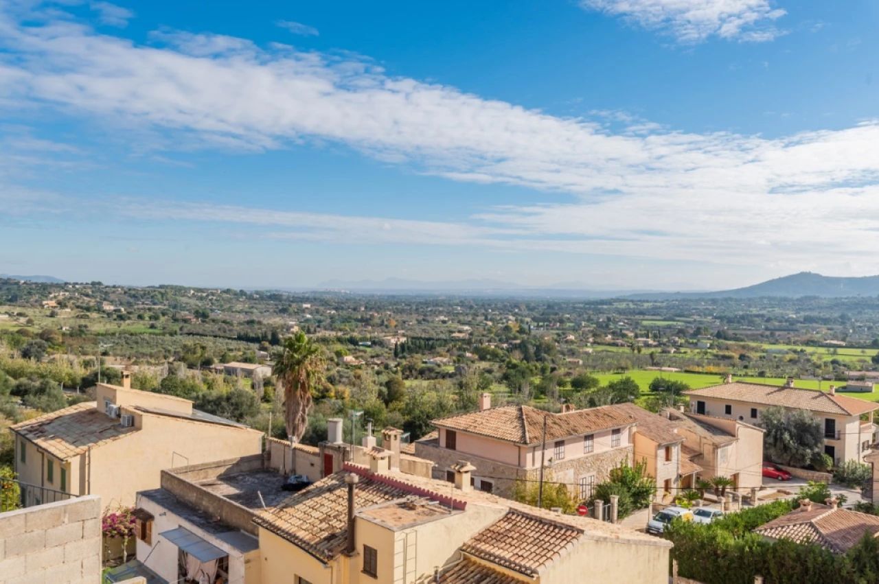 Encantadora casa en la ciudad con proyecto de renovación y vistas de ensueño en Selva