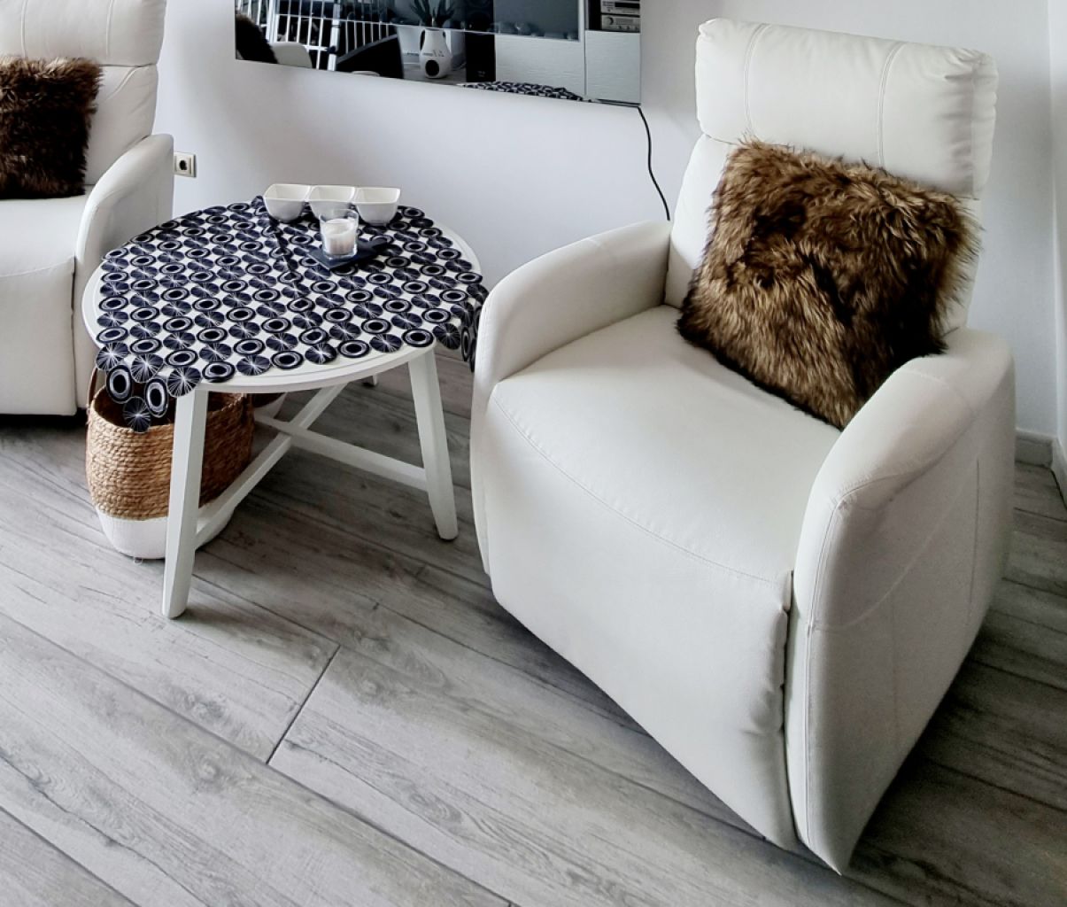 Couchtisch und Ledersessel weiß