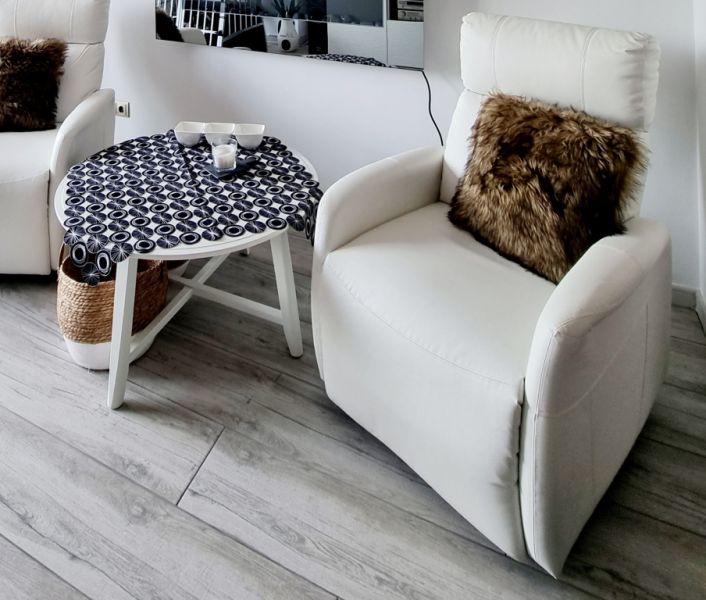 Couchtisch und Ledersessel weiß