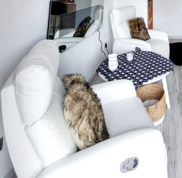 Couchtisch und Ledersessel weiß