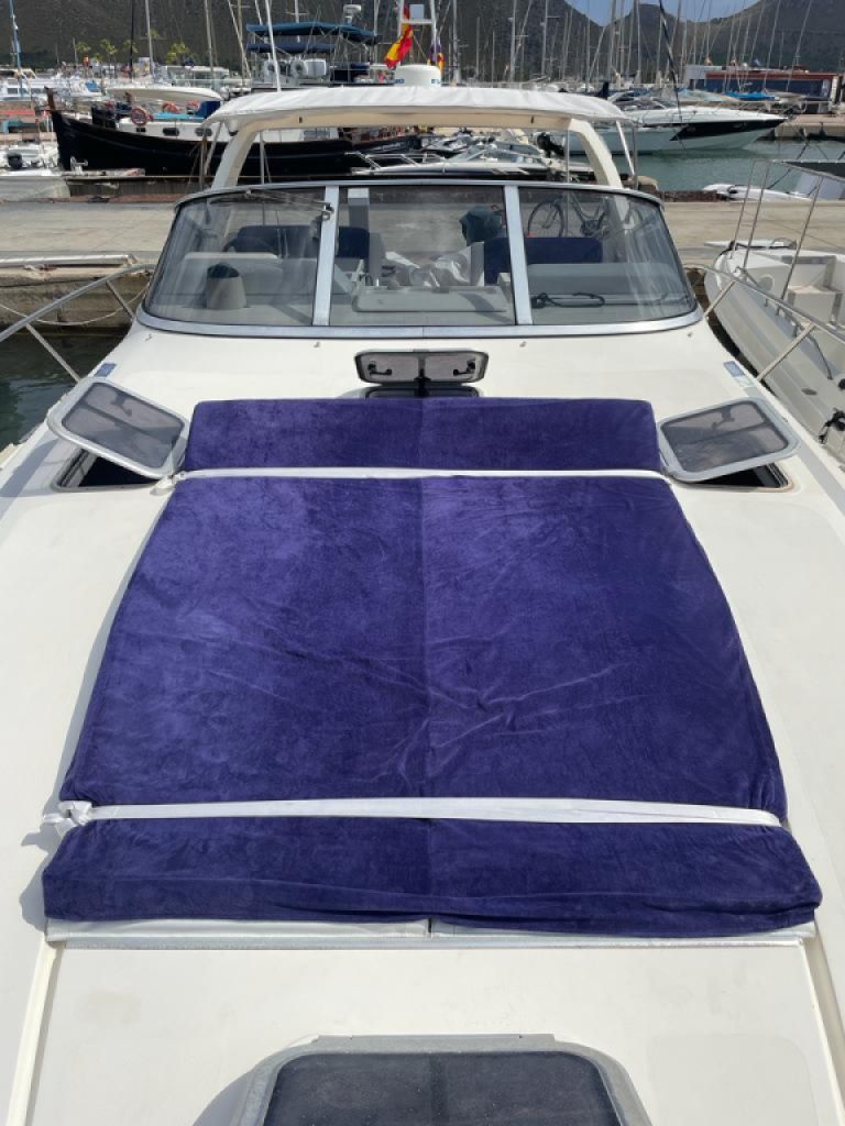 Cranchi Mediterranee yate a motor de 12 metros con camarote 2 Volvo Diesel