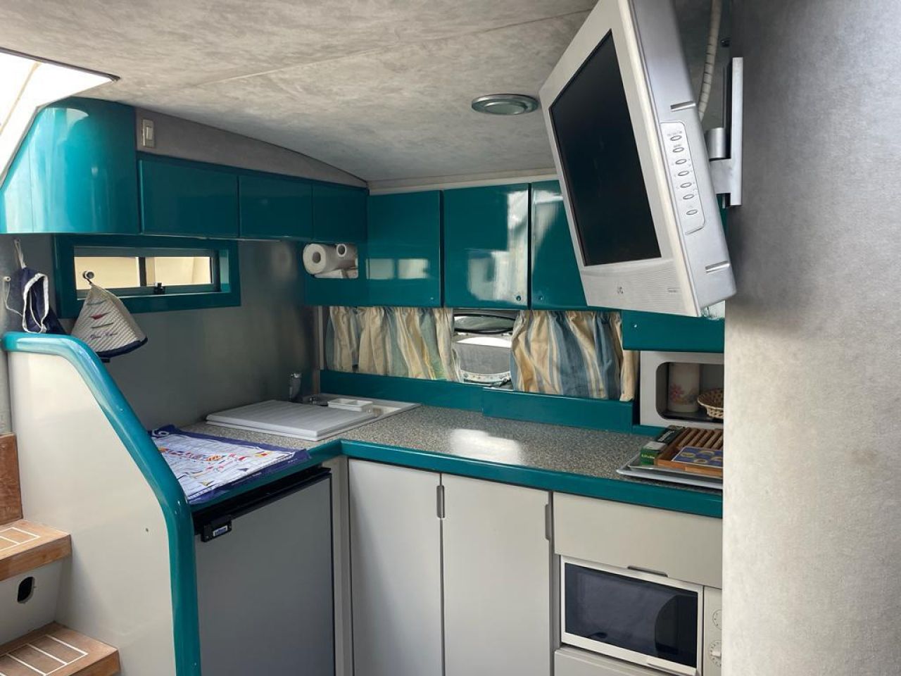 Cranchi Mediterranee yate a motor de 12 metros con camarote 2 Volvo Diesel