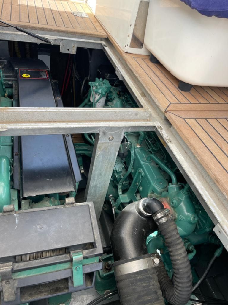 Cranchi Mediterranee yate a motor de 12 metros con camarote 2 Volvo Diesel