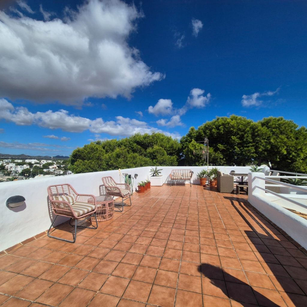 Dachgeschosswohnung mit Meer- und Bergblick in Cala d’Or