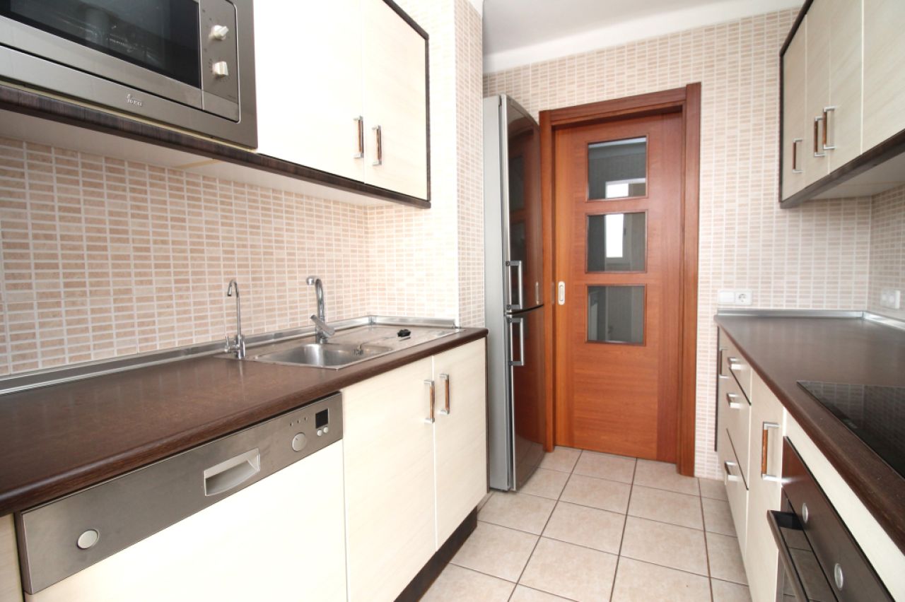 Dachwohnung mit Terrasse auf Garagengeschoss und Abstellraum