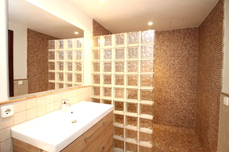 Dachwohnung mit Terrasse auf Garagengeschoss und Abstellraum