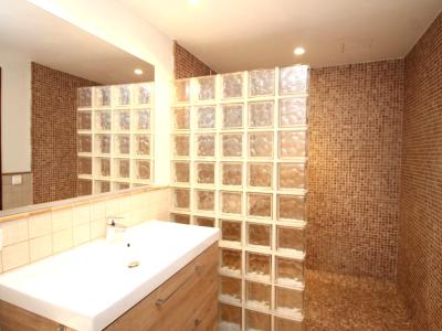 Dachwohnung mit Terrasse auf Garagengeschoss und Abstellraum