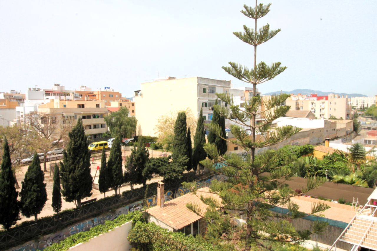 Dachwohnung mit Terrasse auf Garagengeschoss und Abstellraum