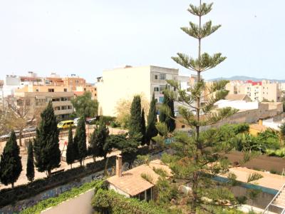 Dachwohnung mit Terrasse auf Garagengeschoss und Abstellraum