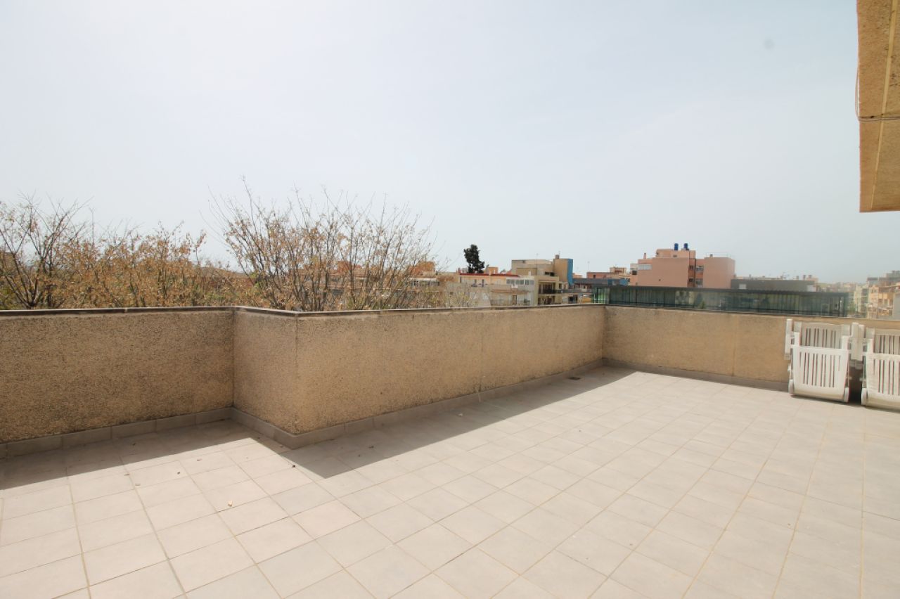 Dachwohnung mit Terrasse auf Garagengeschoss und Abstellraum