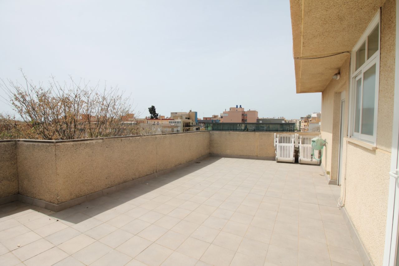Dachwohnung mit Terrasse auf Garagengeschoss und Abstellraum