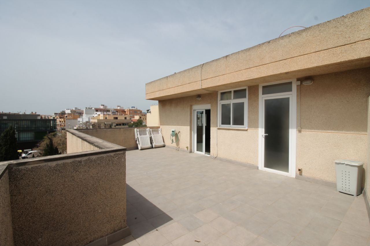 Dachwohnung mit Terrasse auf Garagengeschoss und Abstellraum