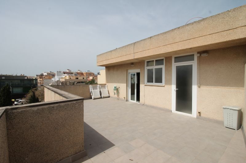 Dachwohnung mit Terrasse auf Garagengeschoss und Abstellraum
